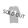 Original FAKE - Navy KAWSプリントTシャツ
