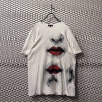 COMME des GRCONS HOMME PLUS - Lip Collage Tee