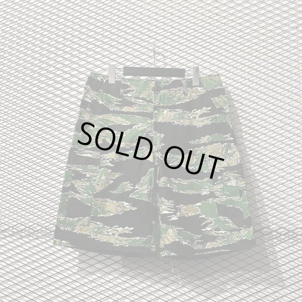 画像1: A BATHING APE - Camouflage Cargo Shorts (1)