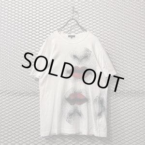 画像: COMME des GRCONS HOMME PLUS - Lip Collage Tee